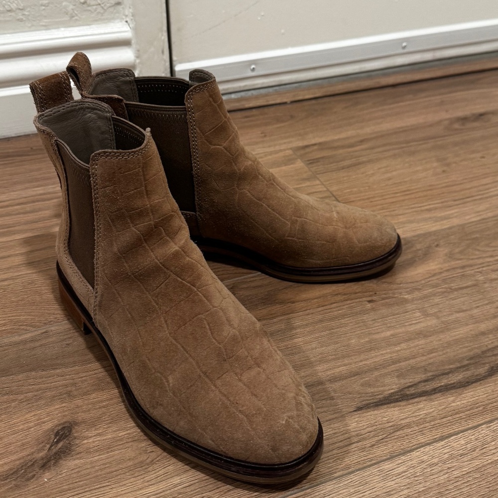 Clarks Clarkdale Arlo Womens- Tan Croc Slip On Leather Ankle Boots size 8